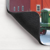 Weihnachtsgrüner Traktor neben einer roten Scheune Mousepad (Ecke)