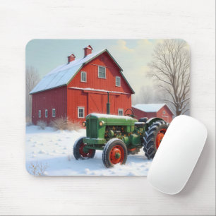 Weihnachtsgrüner Traktor neben einer roten Scheune Mousepad