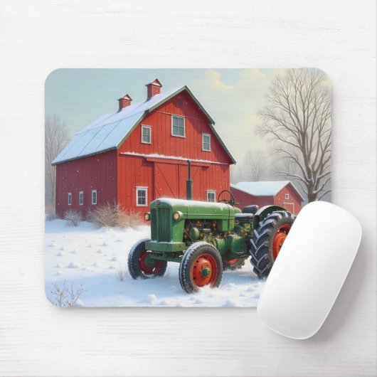 Weihnachtsgrüner Traktor neben einer roten Scheune Mousepad (Mit Mouse)