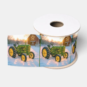 Weihnachtsgrüner Vintage-Traktor mit roter Scheune Ripsband