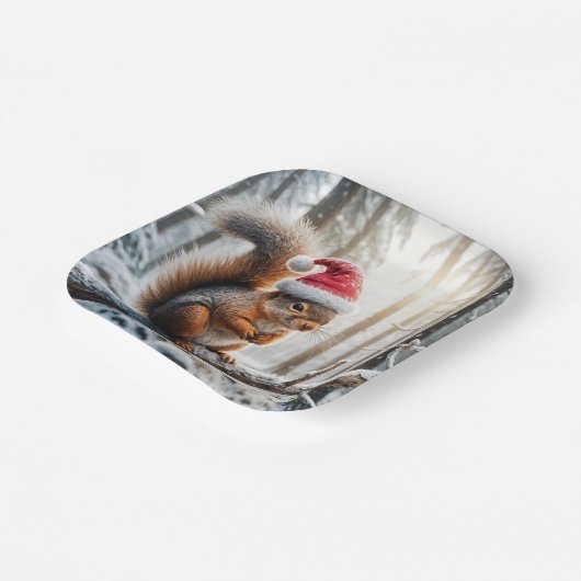 Weihnachtshörnchen auf dem Zweig des Schneebaumes Pappteller (Gewinkelt)