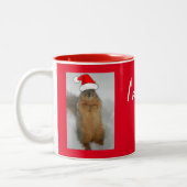 Weihnachtshörnchen mit Weihnachtsmannmütze Zweifarbige Tasse (Links)