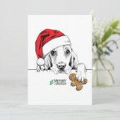 Weihnachtshund in der Weihnachtsmannmütze Holding Feiertagskarte (Stehend Vorderseite)