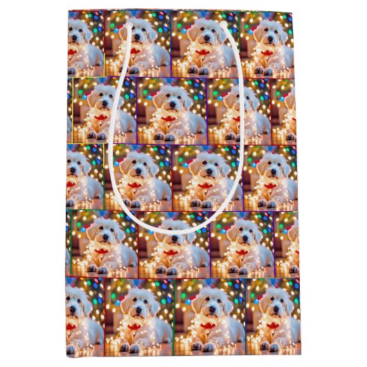 Weihnachtshund in verschlungenen Lichtern Mittlere Geschenktüte (Vorderseite)
