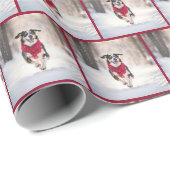 Weihnachtshund läuft im Schnee Geschenkpapier (Rolleneckpunkt)