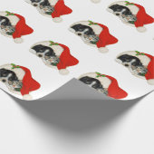 Weihnachtshund und Katze in einer Weihnachtsmannmü Geschenkpapier (Ecke)