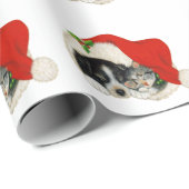 Weihnachtshund und Katze in einer Weihnachtsmannmü Geschenkpapier (Rolleneckpunkt)