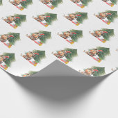 Weihnachtshund und Pinienbäume in Schneeflocken Geschenkpapier (Ecke)