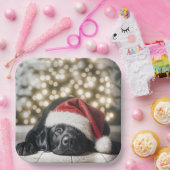 Weihnachtshut auf einem schwarzen Labrador-Retriev Pappteller (Party)