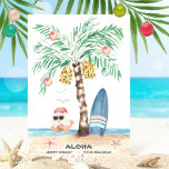 Weihnachtsinsel Surf Santa Aloha Tropical Beach Feiertagskarte<br><div class="desc">Die Weihnachtskarte zum Thema Surfen umfasst eine Palme (mit Ziern und Lichtern geschmückt) auf einer tropischen Insel mit Surfbrett,  Seestern,  Seevögeln und Santa Schwimmen im Ozean,  die das Zeichen Aloha geben,  während Sie ein tropisches Getränk genießen. Beide Textzeilen können personalisiert sein. Kunst von KL Stock</div>