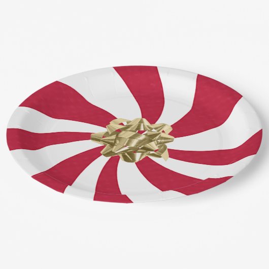 Weihnachtsjunge auf Peppermint Candy Pappteller (Schrägansicht)