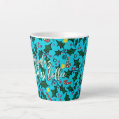 Weihnachtskaffee Aqua Blau Muster mit Namen Milchtasse (Vorderseite)