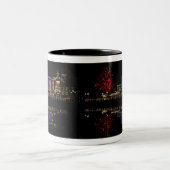Weihnachtskaffee-Tasse des Feuermanns Zweifarbige Tasse (Mittel)