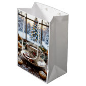 Weihnachtskaffee und Cookies Winterfensterwelt Mittlere Geschenktüte (Vorderseite Schrägansicht)