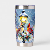 Weihnachtskardinäle und schneebedeckte Laterne Thermobecher (Vorderseite)
