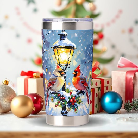Weihnachtskardinäle und schneebedeckte Laterne Thermobecher