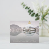 Weihnachtskarte mit Winterkirche und Weihnachtsbal Feiertagspostkarte (Stehend Vorderseite)