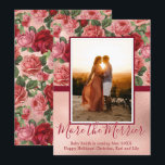 Weihnachtskarten für Fotos Einladung<br><div class="desc">Weihnachtskarten für die Schwangerschaft im Foto. Erwartende Eltern! Chic Vintag rosa blass blass-violette rote Rosen mit grünen Blätter Design zeigt handgeschriebenes Typografie-Skript"more the merrier" Text auf viktorianischem floralen Hintergrund und Imitate Rose Goldfolienblock. Elegante Karte, um Ihre glücklichen Nachrichten mit Familie und Freunden in der Feriensaison zu teilen. Auf der Rückseite...</div>