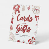 Weihnachtskarten und Geschenke für den Winter mit Sockelschild (Vorderseite)