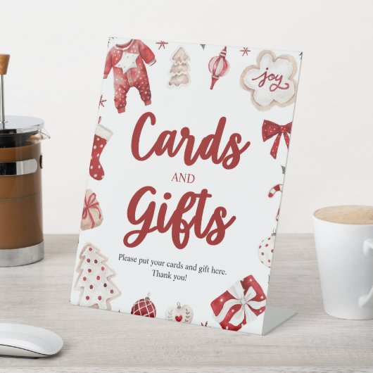 Weihnachtskarten und Geschenke für den Winter mit Sockelschild (In SItu)