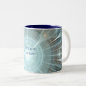 Weihnachtskathedralfenster Zweifarbige Tasse (VorderseiteRechts)