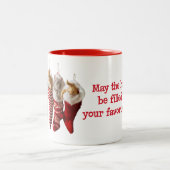 Weihnachtskätzchen in den Strümpfen Zweifarbige Tasse (Mittel)