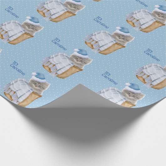 Weihnachtskätzchen mit blauer Weihnachtsmannmütze Geschenkpapier (Ecke)