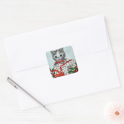 Weihnachtskatzchen mit Geschenk Quadratischer Aufkleber (Umschlag)