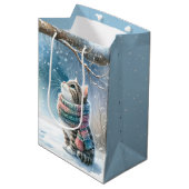 Weihnachtskätzchen tragen einen Winterskarf Mittlere Geschenktüte (Vorderseite Schrägansicht)