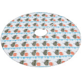 Weihnachtskatzen und Geschenke Fleece Weihnachtsbaumdecke (Schrägansicht)