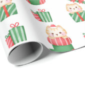Weihnachtskatzengeschenke und Strümpfe auf Weiß Geschenkpapier (Rolleneckpunkt)