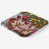 Weihnachtskekse auf einem roten Tisch Pappteller (Gewinkelt)