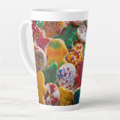 Weihnachtskekse ich farbenfrohe Weihnachtsgebäck Milchtasse (Linke Ecke)