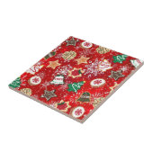 Weihnachtskekse und Schneeflocken auf Rot Fliese (Seite)