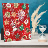 Weihnachtskekse und Schneeflocken auf Rot Fotoplatte (Seite)