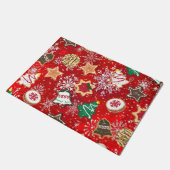 Weihnachtskekse und Schneeflocken auf Rot Fußmatte (Schrägansicht)