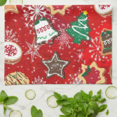Weihnachtskekse und Schneeflocken auf Rot Geschirrtuch (Gefaltet)