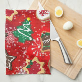 Weihnachtskekse und Schneeflocken auf Rot Geschirrtuch (Viertel Falte)