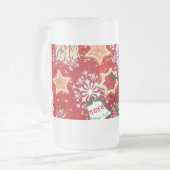 Weihnachtskekse und Schneeflocken auf Rot Mattglas Bierglas (Vorderseite Links)