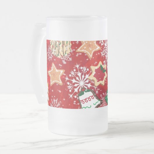 Weihnachtskekse und Schneeflocken auf Rot Mattglas Bierglas (Vorderseite Links)