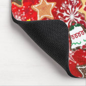 Weihnachtskekse und Schneeflocken auf Rot Mousepad (Ecke)