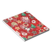 Weihnachtskekse und Schneeflocken auf Rot Notizblock (angewinkelt)