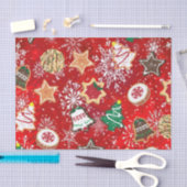 Weihnachtskekse und Schneeflocken auf Rot Seidenpapier (Handwerk)