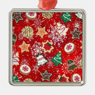 Weihnachtskekse und Schneeflocken auf Rot Silbernes Ornament