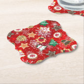Weihnachtskekse und Schneeflocken auf Rot Untersetzer (angewinkelt)