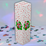 Weihnachtskelett in Spatter Gestalten Rote Sterne Weinbox<br><div class="desc">Diese Weinkiste hat ein lustiges Skelett,  das glänzende Ornamente in leuchtend roter und grüner Spritzer-Form mit einer Mischung aus kleinen roten Sternen auf weißem,  texturiertem Hintergrund hält. Passen Sie Ihren Text auf der oberen Klappe mit der Vorlage an.</div>