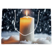 Weihnachtskerze im Schnee Große Geschenktüte (Vorderseite)