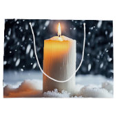 Weihnachtskerze im Schnee Große Geschenktüte (Rückseite)