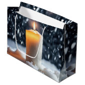 Weihnachtskerze im Schnee Große Geschenktüte (Vorderseite Schrägansicht)