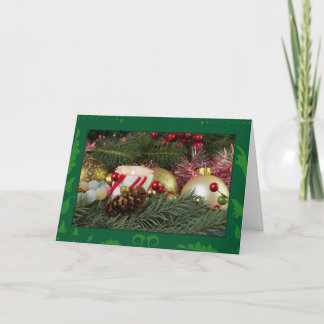 Weihnachtskerze und -verzierungen feiertagskarte